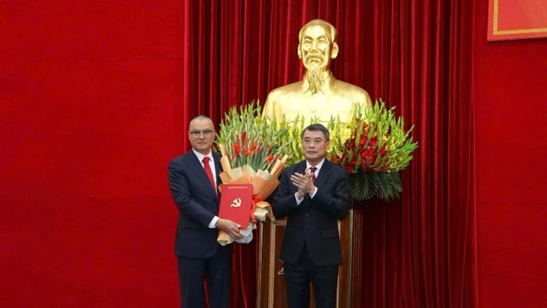 Đồng chí Lê Minh Hưng trao Quyết định của Bộ Chính trị cho đồng chí Phạm Đại Dương.