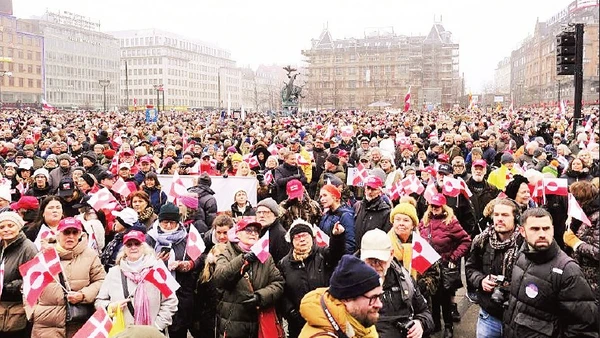 Người dân Đan Mạch tuần hành ủng hộ Greenland. (Ảnh: TÂN HOA XÃ)