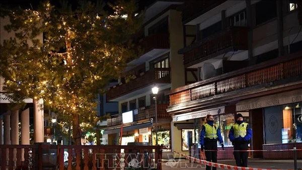 Lực lượng an ninh phong tỏa hiện trường vụ cháy quán bar ở thị trấn Crans-Montana, bang Valais, Thụy Sĩ, ngày 1/1/2026. (Ảnh: THX/TTXVN)