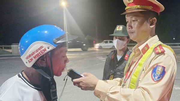 Kiểm tra nồng độ cồn của người tham gia giao thông. (Ảnh: LÂM QUANG HUY)