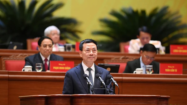 Đồng chí Nguyễn Mạnh Hùng, Ủy viên Trung ương Đảng, Bí thư Đảng ủy, Bộ trưởng Bộ Khoa học và Công nghệ, trình bày tham luận về vấn đề “Giải pháp đột phá phát triển khoa học công nghệ, đổi mới sáng tạo và chuyển đổi số quốc gia trở thành động lực chính xác lập mô hình tăng trưởng mới và phát triển bền vững quốc gia”.