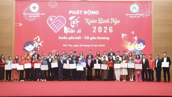 Lãnh đạo tỉnh trao bản ghi nhận “Tấm lòng nhân đạo” cho các cơ quan, đơn vị, doanh nghiệp và các nhà hảo tâm.