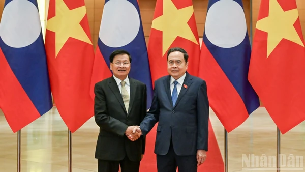 Chủ tịch Quốc hội Trần Thanh Mẫn và Tổng Bí thư, Chủ tịch nước Lào Thongloun Sisoulith. (Ảnh: DUY LINH)
