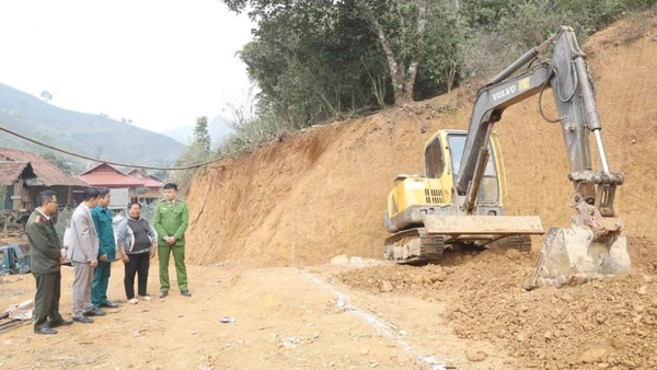Lực lượng Công an và các đơn vị tiến hành rà soát thực trạng khu vực xây nhà của các gia đình.