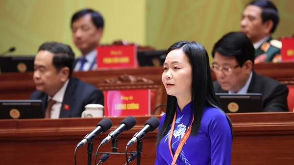 Đồng chí Nguyễn Thị Thúy Lam, Bí thư Đảng ủy, Chủ tịch Hội đồng nhân dân xã Tân Khánh Trung (tỉnh Đồng Tháp), trình bày tham luận “Xây dựng địa phương hạnh phúc, góp phần hiện thực hóa khát vọng xây dựng đất nước phồn vinh, thịnh vượng”. (Ảnh: TTXVN)