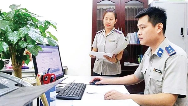 Các chấp hành viên ứng dụng công nghệ, nâng cao chất lượng công tác thi hành án dân sự.