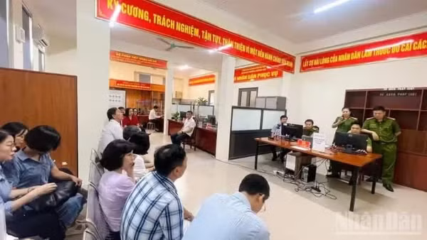 Đảng viên trên địa bàn phường Dương Nội, thành phố Hà Nội thực hiện triển khai việc đổi thẻ đảng viên điện tử. (Ảnh minh họa: DIỆU THƯƠNG)