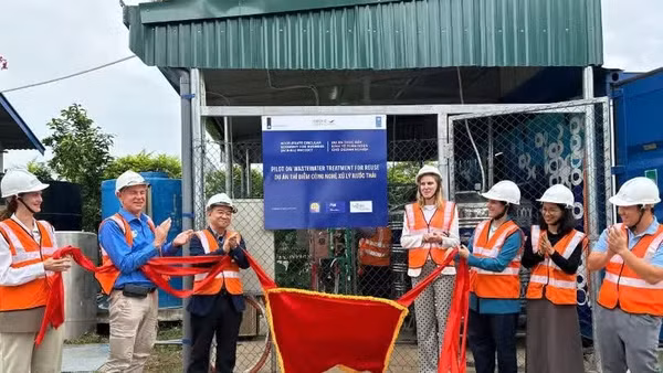 Đại diện các cơ quan tham dự tại Lễ khởi động Dự án thí điểm tái sử dụng nước thải tại khu công nghiệp DEEP C Hải Phòng 2. (Ảnh: ĐỨC TÙNG)