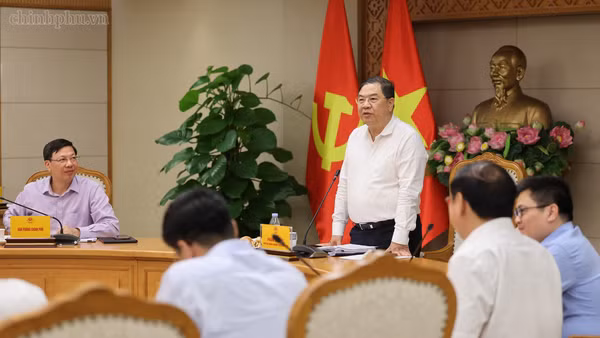 Ủy viên Bộ Chính trị, Phó Thủ tướng Thường trực Phạm Gia Túc làm việc với tỉnh Quảng Ngãi cùng các bộ, ngành liên quan về đề xuất chính sách phát triển Trung tâm lọc hóa dầu và năng lượng quốc gia tại Khu kinh tế Dung Quất. (Ảnh: VGP/Phương Nguyên)