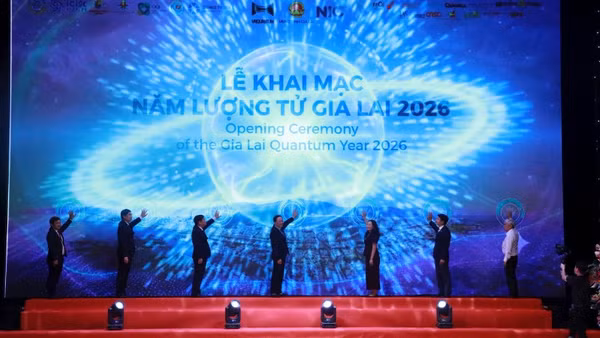 Các đại biểu bấm nút khai mạc Năm Lượng tử Gia Lai 2026.