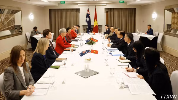 Bộ trưởng Ngoại giao Lê Hoài Trung và Bộ trưởng Ngoại giao Australia Penny Wong đồng chủ trì Hội nghị Bộ trưởng Ngoại giao Việt Nam-Australia lần thứ 8. (Ảnh: Thống Nhất/TTXVN)