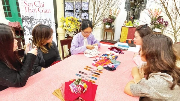 Một buổi thực hành kỹ thuật thêu trong dự án “Sợi chỉ thời gian”.