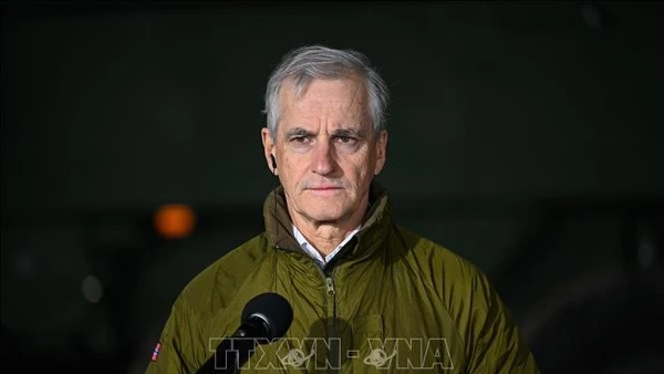 Thủ tướng Na Uy Jonas Gahr Store trong cuộc họp báo tại Lipa, miền Đông Nam Ba Lan ngày 23/2/2026. (Ảnh: PAP/TTXVN)