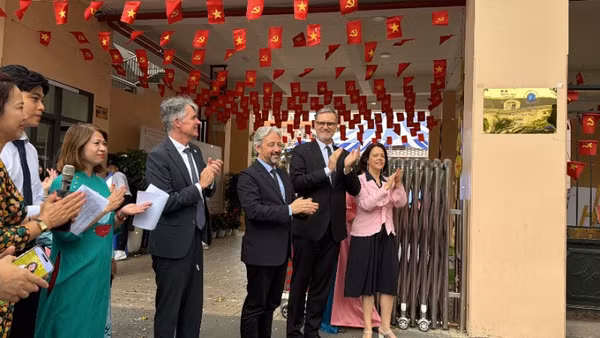 [Video] Gắn biển trường dạy tiếng Pháp đạt tiêu chuẩn quốc tế