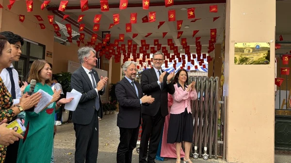 [Video] Gắn biển trường dạy tiếng Pháp đạt tiêu chuẩn quốc tế