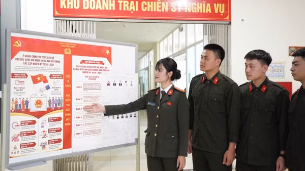 Các chiến sĩ nghĩa vụ được trang bị đầy đủ các quy định, quy trình và kiến thức cơ bản về bầu cử.
