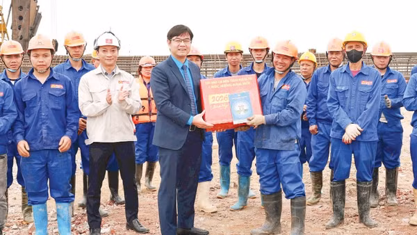 Đại diện Liên đoàn Lao động thành phố Hà Nội trao quà tặng công nhân lao động trên công trường cầu Vân Phúc và cầu Thượng Cát.