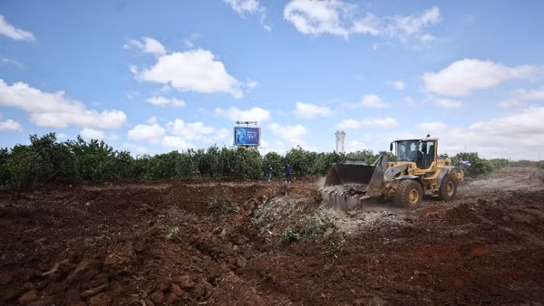 Hiện trường một vụ tấn công bằng tên lửa tại Tel Aviv, Israel. (Ảnh: THX/TTXVN)