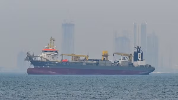 Tàu thương mại neo đậu ngoài khơi bờ biển thành phố Dubai, Các tiểu vương quốc Arab thống nhất khi hệ thống hàng hải bị gián đoạn tại eo biển Hormuz, ngày 2/3/2026. (Ảnh: Anadolu Agency/TTXVN)