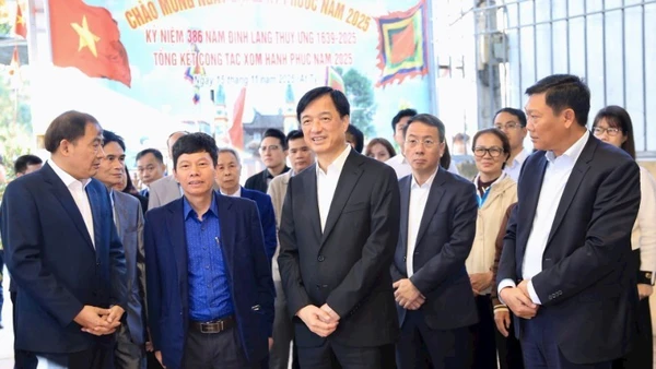 Bí thư Thành ủy Hà Nội Nguyễn Duy Ngọc kiểm tra công tác chuẩn bị bầu cử tại thôn Thụy Ứng, xã Thường Tín. (ảnh: Quang Thái).