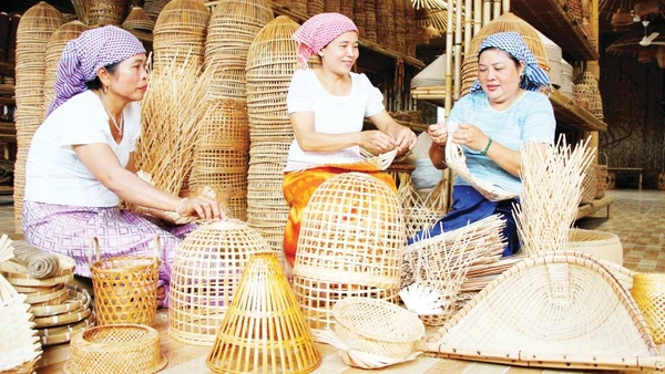 Nhiều gia đình Khmer có thêm nguồn thu nhập đáng kể từ nghề đan tre, góp phần giảm nghèo bền vững.