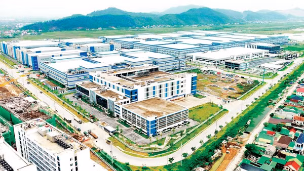 Nhờ hoàn thiện hạ tầng và phát triển logistics hiện đại gắn với hành lang đông-tây nên Nghệ An đang là điểm đến của các nhà đầu tư. Trong ảnh: Một góc Khu công nghiệp VSIP. (Ảnh: THÀNH CHÂU)