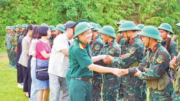 Các tác giả trong chuyến thực tế thuộc khuôn khổ Trại sáng tác kịch bản của Điện ảnh Quân đội tổ chức.