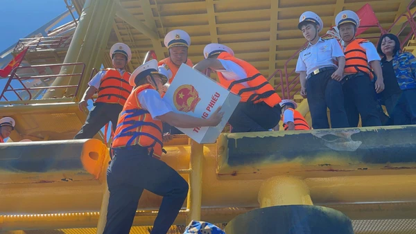 Các thành viên Tổ bầu cử đưa thùng phiếu lên nhà giàn.