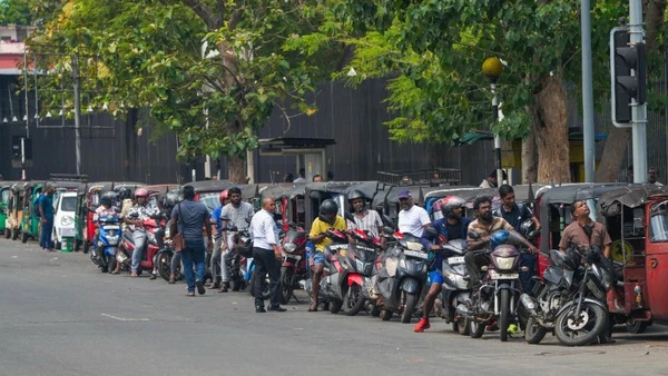 Người dân xếp hàng đổ xăng cho phương tiện tại Colombo, Sri Lanka ngày 17/3/2026. (Ảnh: THX/TTXVN)