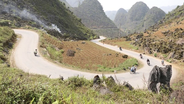 Quốc lộ 4C là tuyến đường huyết mạch trên vùng Công viên địa chất toàn cầu UNESCO Cao nguyên đá Đồng Văn.