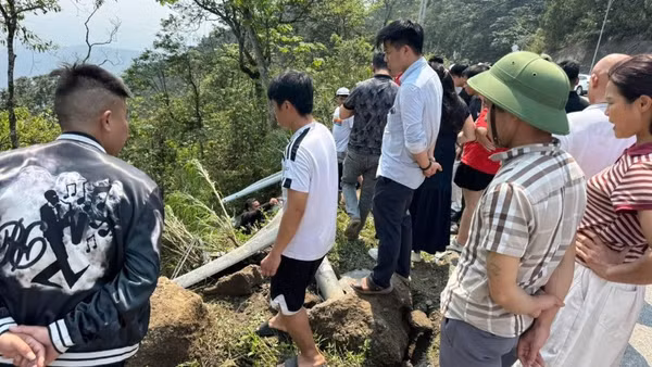 Lực lượng chức năng và người dân tìm cách đưa các nạn nhân lên khỏi vực. (Ảnh: Người dân cung cấp).