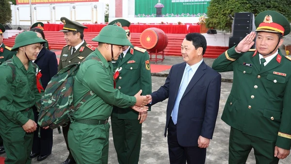 Đồng chí Hầu A Lềnh, Ủy viên Trung ương Đảng, Bí thư Tỉnh ủy Tuyên Quang động viên tinh thần thanh niên lên đường nhập ngũ.