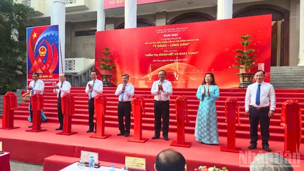 Nghi thức cắt băng khai mạc trưng bày.