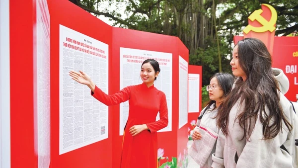 Không gian trưng bày “Toàn văn Dự thảo các văn kiện Đại hội XIV của Đảng” tại Trụ sở Báo Nhân Dân thu hút người dân đến đọc và tham quan. (Ảnh: THẾ ĐẠI)