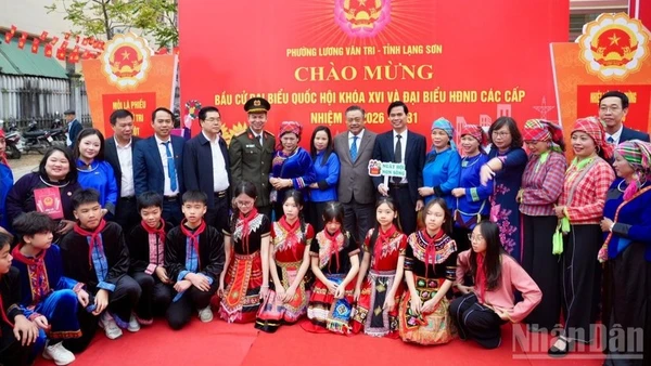 Đồng chí Chủ nhiệm Ủy ban Kiểm tra Trung ương chụp ảnh lưu niệm cùng cán bộ, đảng viên và nhân dân tại tỉnh Lạng Sơn trong ngày bầu cử.