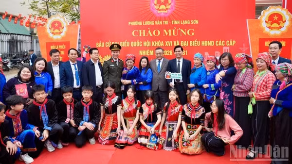 Đồng chí Chủ nhiệm Ủy ban Kiểm tra Trung ương chụp ảnh lưu niệm cùng cán bộ, đảng viên và nhân dân tại tỉnh Lạng Sơn trong ngày bầu cử.