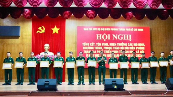 Thủ trưởng Bộ Tư lệnh Thành phố Hồ Chí Minh trao Bằng khen của Ủy ban nhân dân Thành phố Hồ Chí Minh cho các tập thể tiêu biểu. (Ảnh: QUANG TIẾN) 