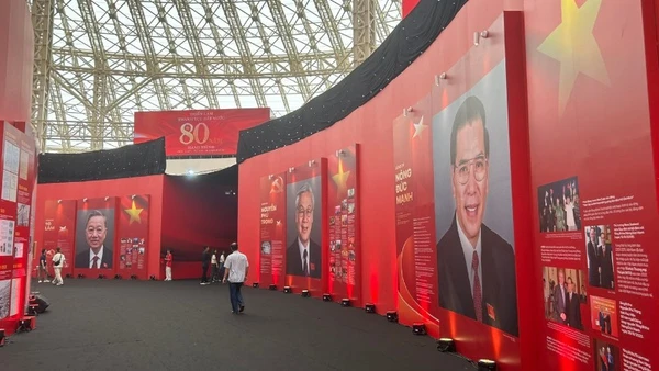 Quang cảnh phân khu “Chủ tịch Hồ Chí Minh và các Tổng Bí thư của Đảng” tại triển lãm “95 năm Cờ Đảng soi đường”. 