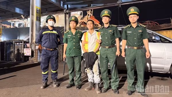 Cơ quan chức năng tạm giữ Toàn (áo trắng) sau khi phát hiện ma túy.