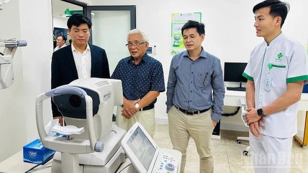 Lãnh đạo tỉnh tham quan Bệnh viện Mắt Sài Gòn Quảng Ngãi.