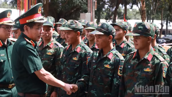 Thượng tướng Nguyễn Văn Gấu, Ủy viên Trung ương Đảng, Thứ trưởng Quốc phòng, Phó Trưởng Ban Chỉ đạo quốc gia thăm hỏi, động viên các lực lượng tham gia Chiến dịch.