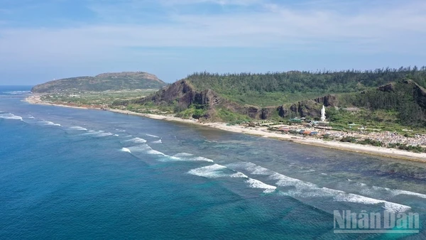 Đảo Lý Sơn có đường bờ biển 25km.