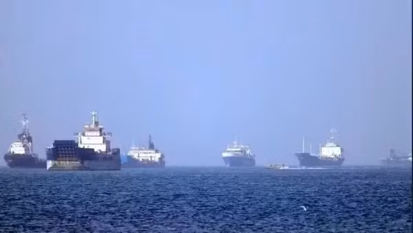 Tàu thuyền vận chuyển trên eo biển Hormuz. (Ảnh: THX/TTXVN)
