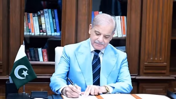 Thủ tướng Pakistan Shehbaz Sharif ký Biên bản ghi nhớ (MoU) với tư cách là người trung gian hòa giải trong thỏa thuận hòa bình giữa Mỹ và Iran, tại Islamabad, Pakistan. (Văn phòng Thủ tướng Pakistan/Ảnh cung cấp qua Tân Hoa Xã)