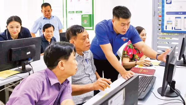 Cán bộ Mặt trận Tổ quốc phường Ngọc Hà hăng hái tham gia tập huấn nhằm nâng cao kỹ năng ứng dụng chuyển đổi số trong hoạt động.