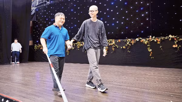 Dự án “Hào quang trong bóng tối” mang đến cho người khiếm thị cơ hội được diễn xuất trên sân khấu.