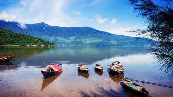 Đầm Lập An (Lăng Cô) trong xanh, bình yên. (Ảnh: TUỆ TÂM)