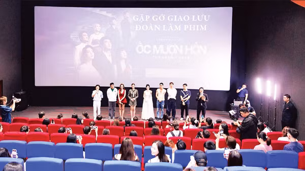 Ê-kíp phim “Ốc mượn hồn” giao lưu cùng khán giả.