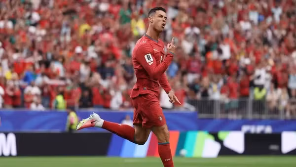 Cú đúp của Cristiano Ronaldo góp phần giúp Bồ Đào Nha giành chiến thắng đậm trước Uzbekistan, qua đó vươn lên dẫn đầu bảng K. (Ảnh: FIFA)