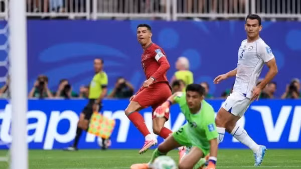 Ronaldo dứt điểm hiểm hóc vào góc xa khung thành. (Ảnh: FIFA)
